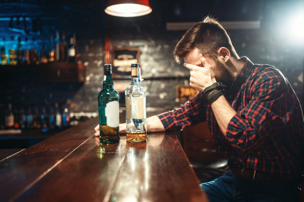 man sitting at a bar taking the Am I An Alcoholiz Quiz