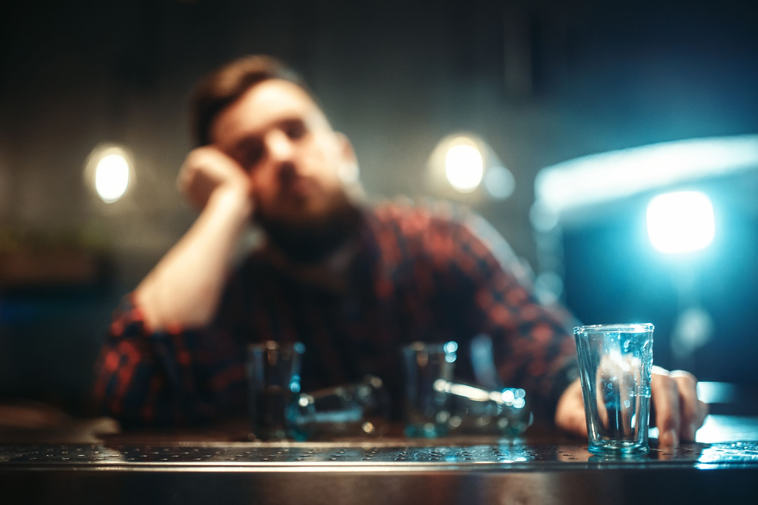 man sitting at the bar wondering if he should take the Am I An Alcoholiz Quiz