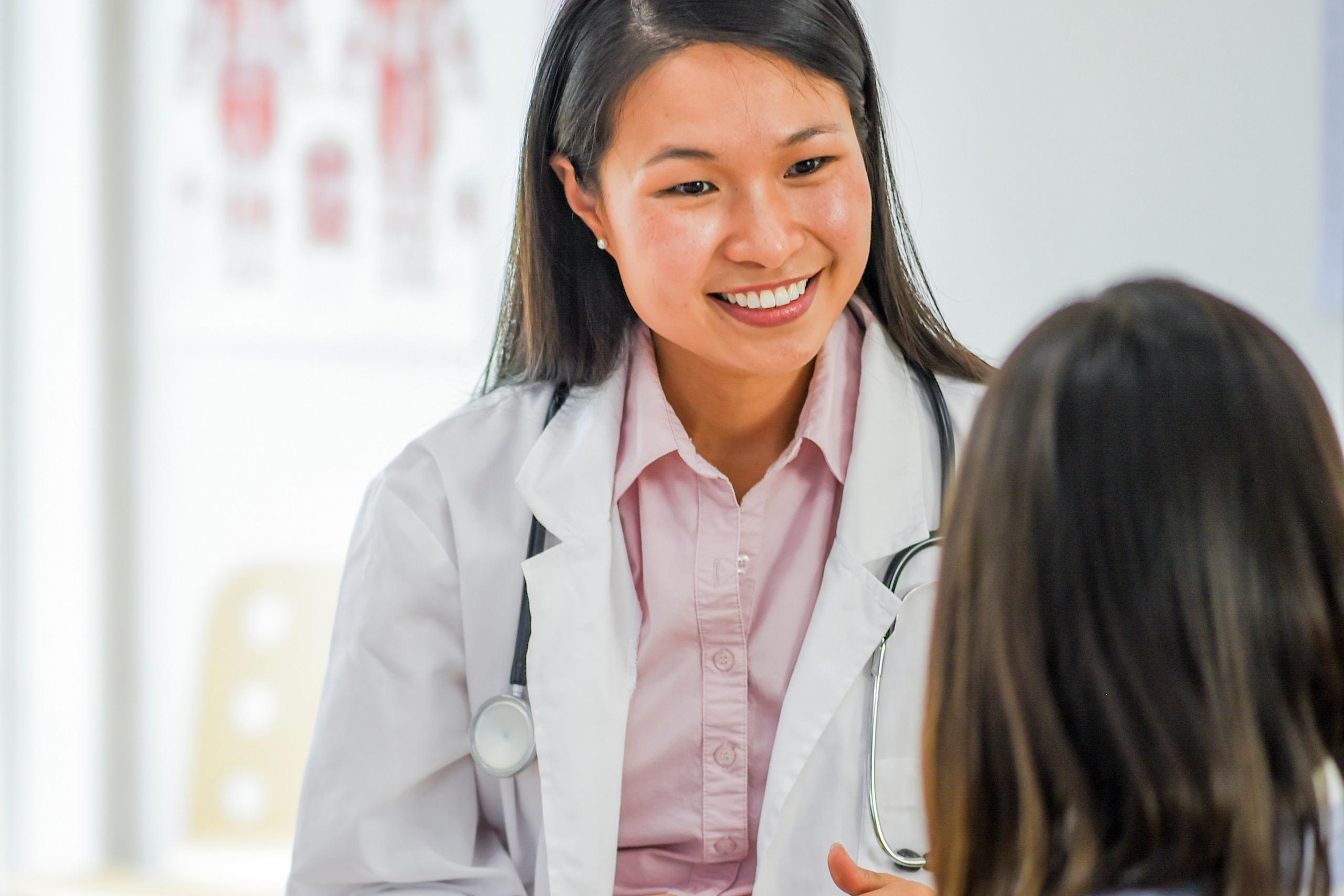 female doctor speaking with her patient about the gabapentin withdrawal timeline