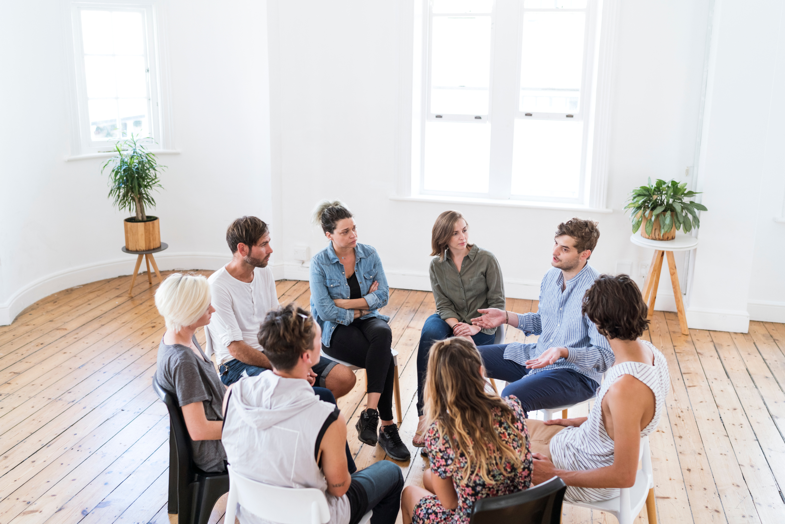 patients sitting in group at serenity grove discussing signs that someone is an alcoholic